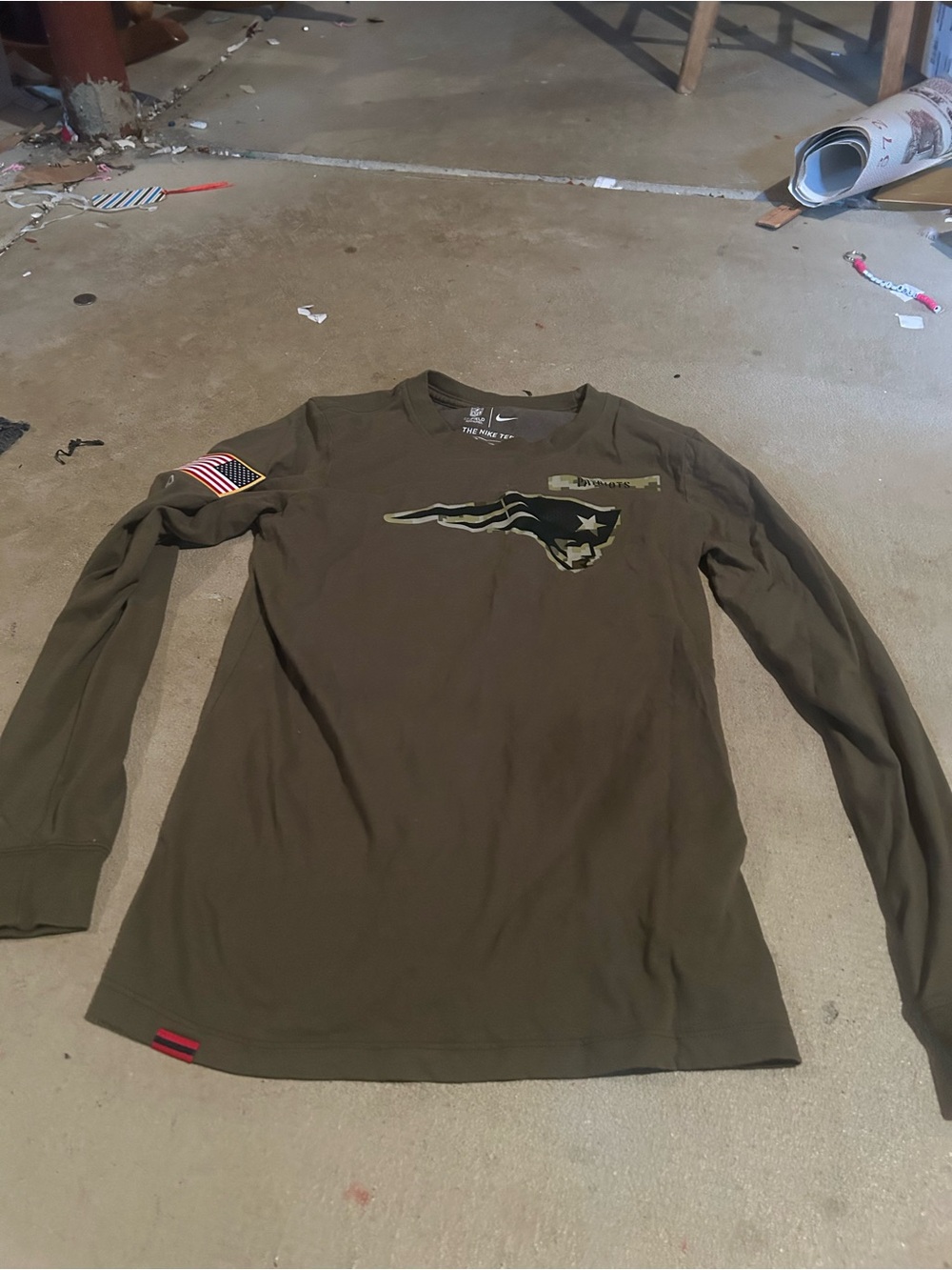 Nike Men’s Long-Sleeve Patriots Logo dry fit Shirt - Olive Green